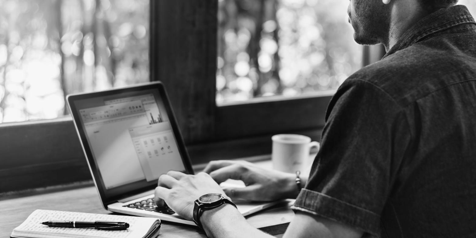 Unity-Entwicklungsumgebung mit Code-Editor und laufender 3D-Szene