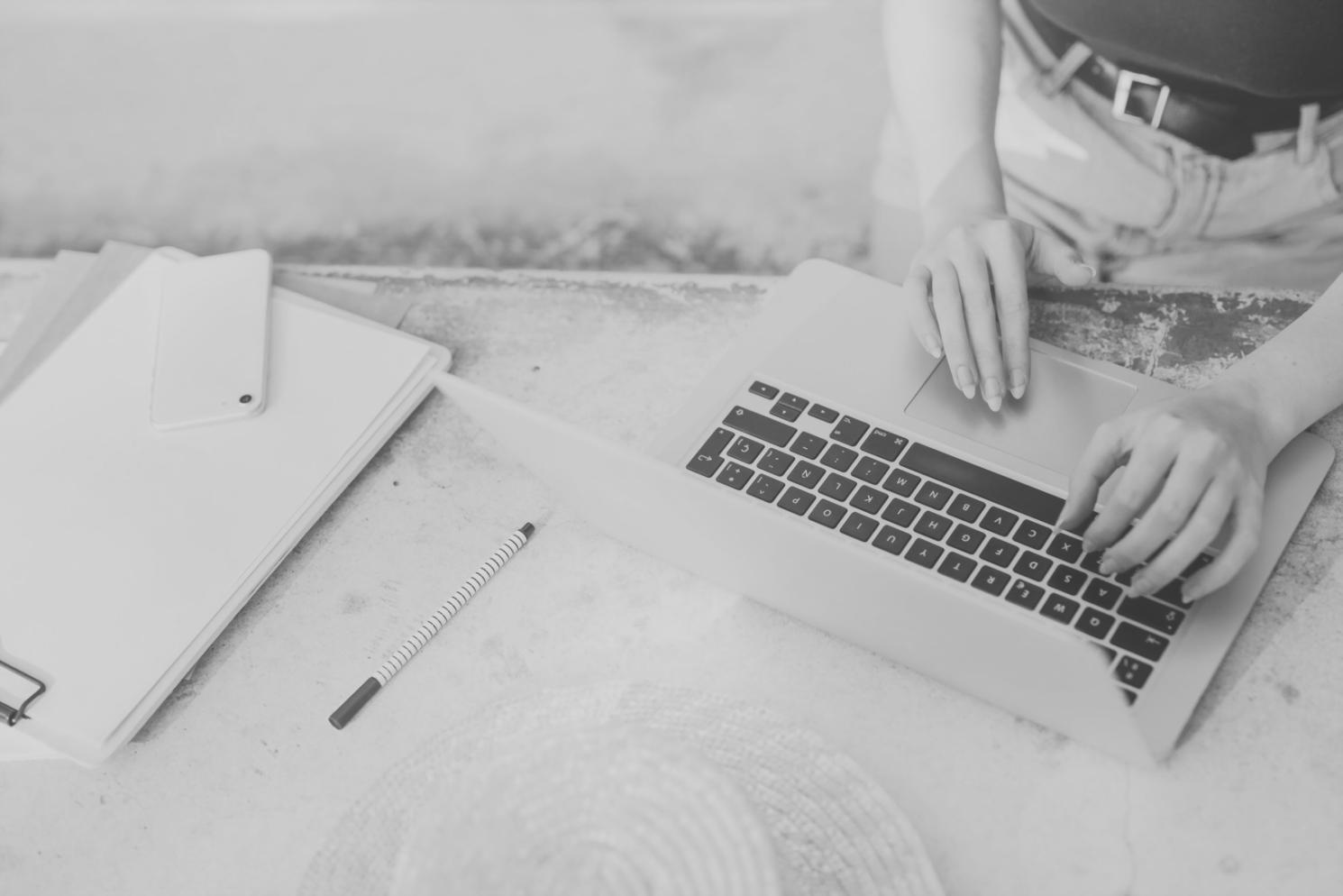 Teilnehmer arbeitet an Unity-Projekt mit mehreren Code-Fenstern